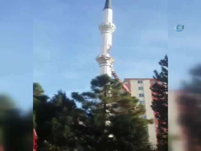 Minarenin yıkım anı kamerada