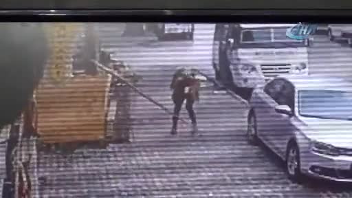 Bursa'da inşaatın kalıp demiri genç kızın üzerine düştü!
