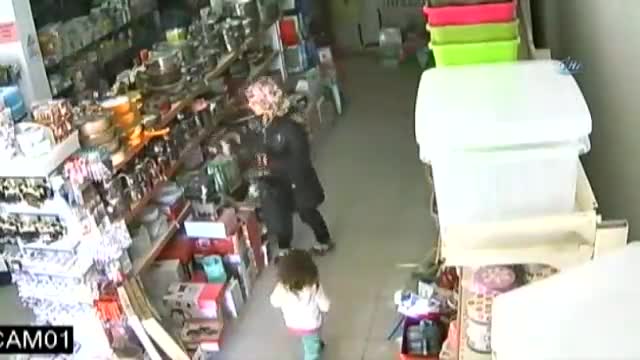 Bebek arabalı hırsızlık kamerada