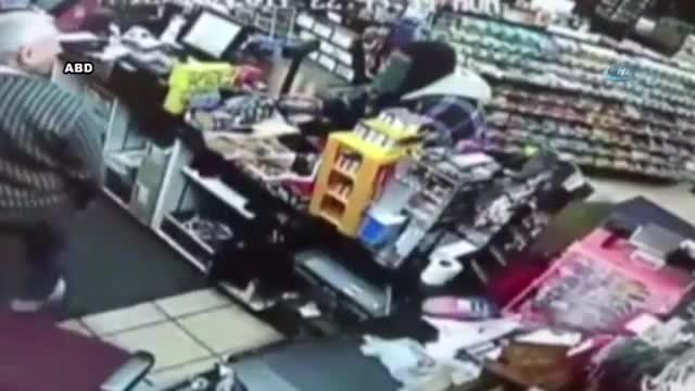 Bıçaklı soyguncu tabancayı görünce çark etti