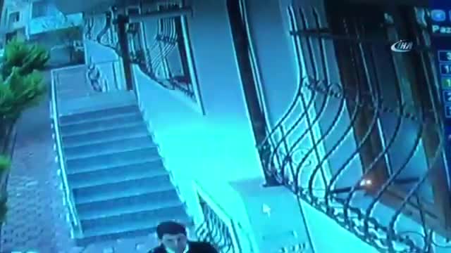 Haciz memurlarını yarı çıplak halde silahla kovalayan şahıs kamerada
