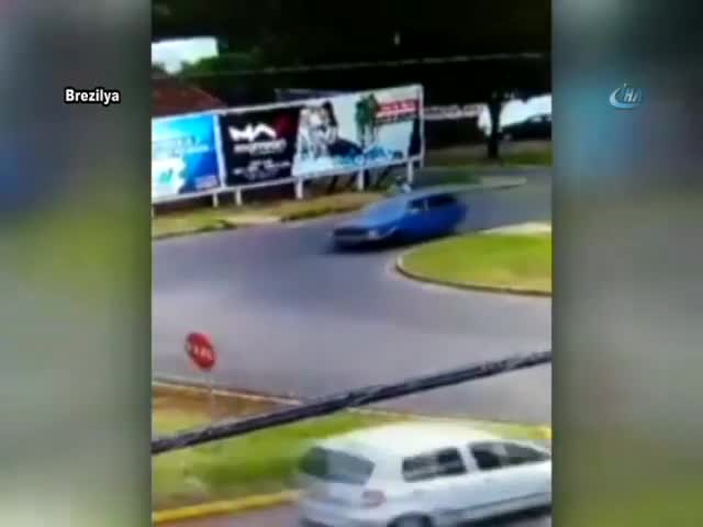 Adam otomobilden böyle düştü