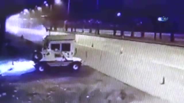 Tırın polis kulübesine çarptığı kaza kamerada