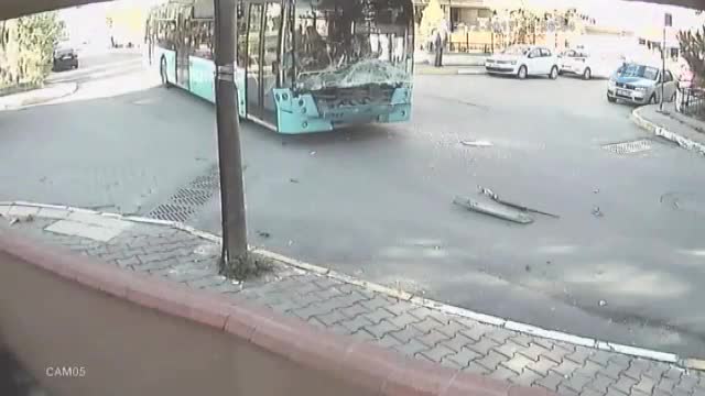 Kamyonetle belediye otobüsü böyle çarpıştı