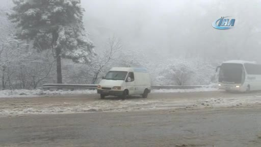Bursa Uludağ'da kar yüzünden yol kapandı, kuyruklar oluştu
