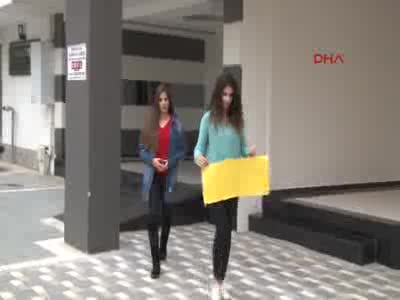 Otomobilinin arkasına bu yazıyı astı, dikkat çekti