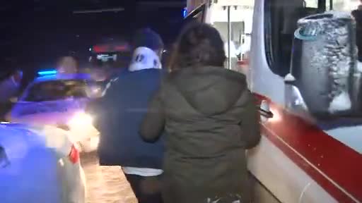 Karlı yolda kayan otobüs şarampole devrildi: 32 yaralı