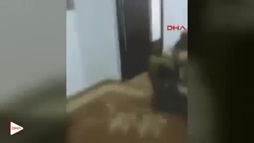El ve ayaklarını bağladığı oğlunu hortumla dövdü!