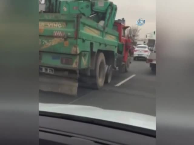 Pes dedirten görüntü! Lastiği parçalandı ama...