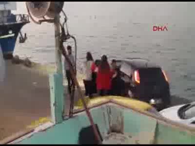 Başka kadınla gördüğü erkek arkadaşını böyle tokatladı!