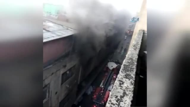 Yanan binadan böyle atladı