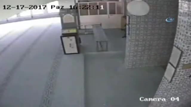 Camiden hırsızlık kamerada