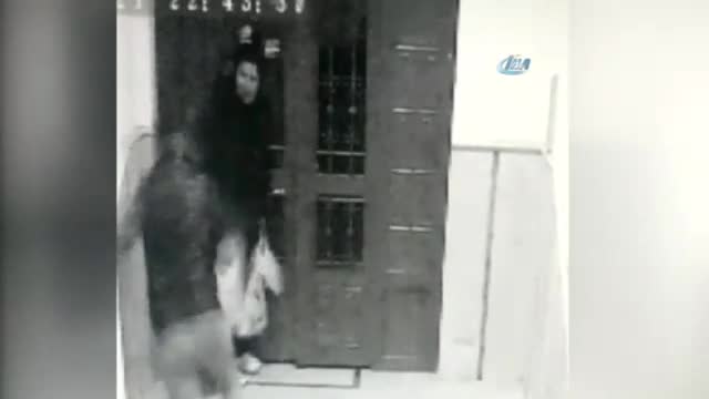 Arkadaşını kendi karısına satırla saldırttı