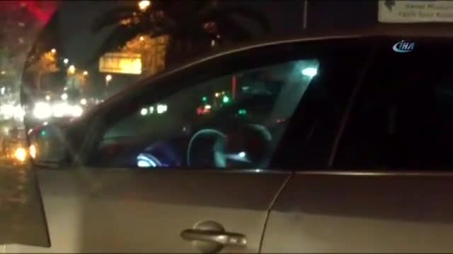 Kucağındaki çocukla araç kullanan sürücü görenleri hayrete düşürdü