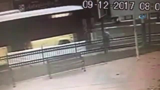 Yolu süpürürken otobüsün altında kaldı
