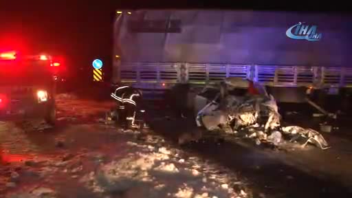 U dönüşü yapan TIR'a çarptı: 1 ölü, 3 yaralı