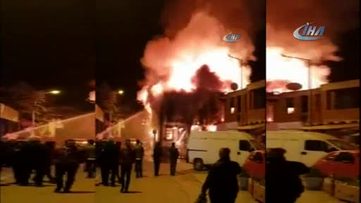Bursa'da 2 katlı tarihi ahşap bina cayır cayır yandı