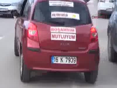 Bursa'da boşanınca otomobiline 'Mutluyum' yazdırıp, mangal partisi düzenledi