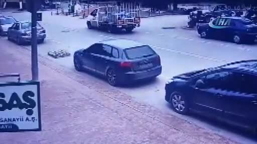 Bursa'da duran aracın açılan kapısına çarpıp yaralandı