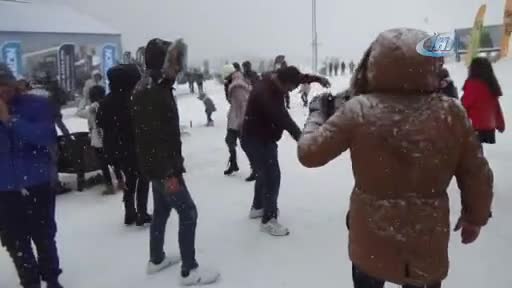 Bursa Uludağ'da dans ederek ısındılar