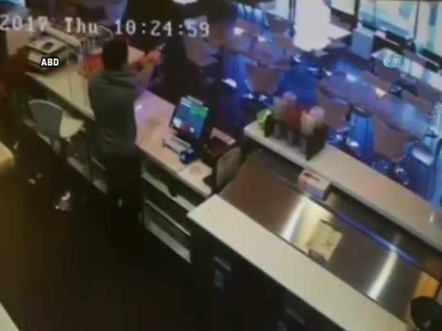 Silahlı soyguncuya böyle direndi