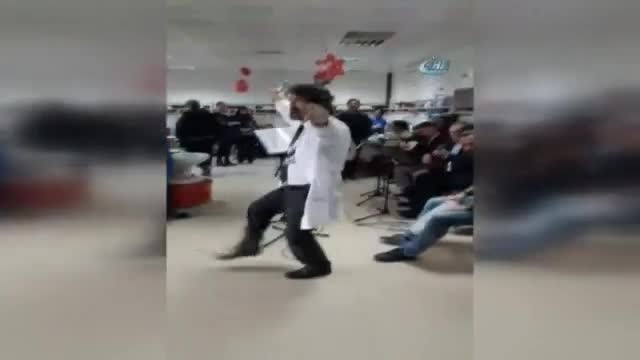 Doktor kanser hastalarına moral için zeybek oynadı