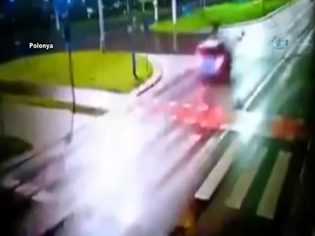 Otomobil metrelerce öteye fırlattı