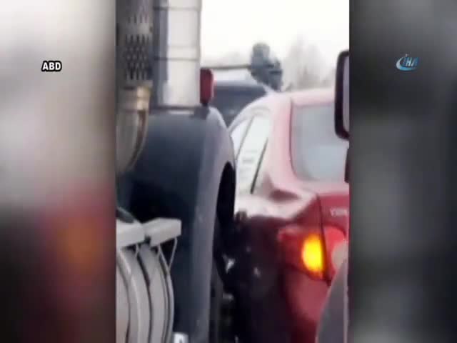 Tır önüne kıran otomobili böyle sürükledi