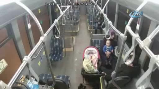 Otobüste yürekler ağza geldi! Dili boğazına kaçan bebeği...