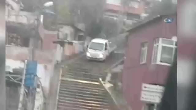 Kestirme diye merdivenlerden indi
