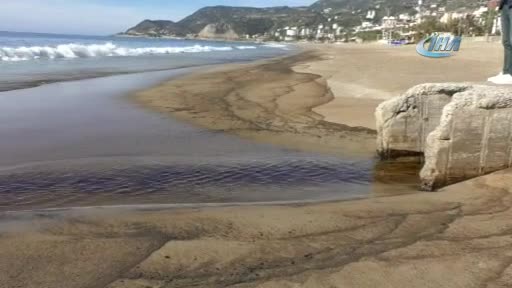 Alanya'daki mavi bayraklı plaja kalorifer yakıtı sızdı
