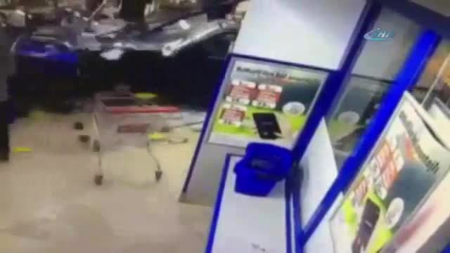 Otomobil markete daldı