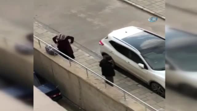 Bebekli kadına sokak ortasında tekmeler attı