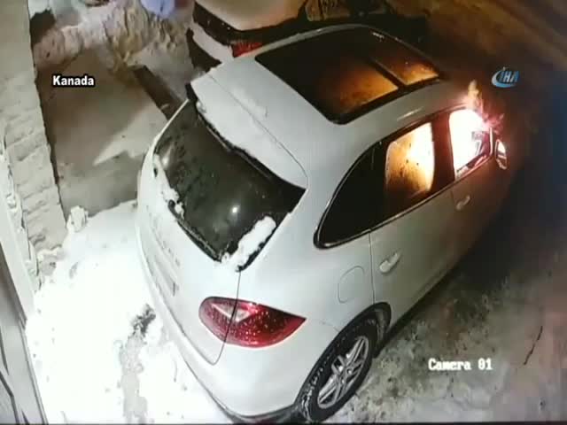 Kundaklarken kendisi de yandı