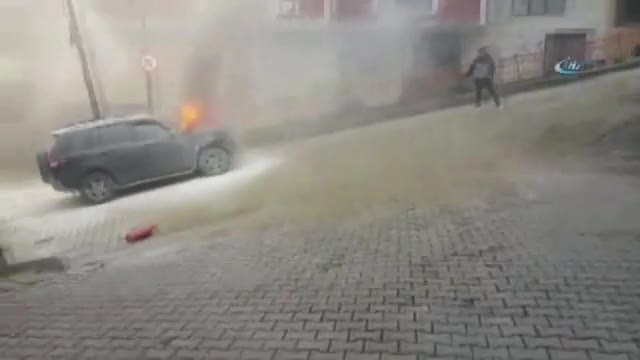 Seyir halindeki cip alev alev yandı