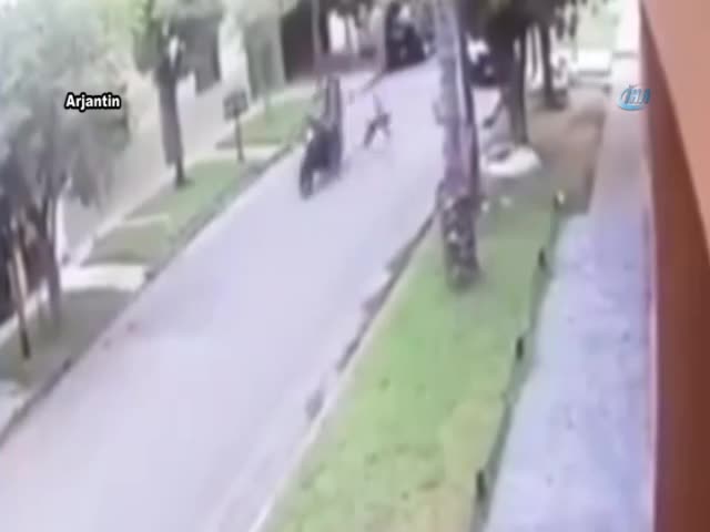 Soyguncu motosikletiyle küçük çocuğa çarptı