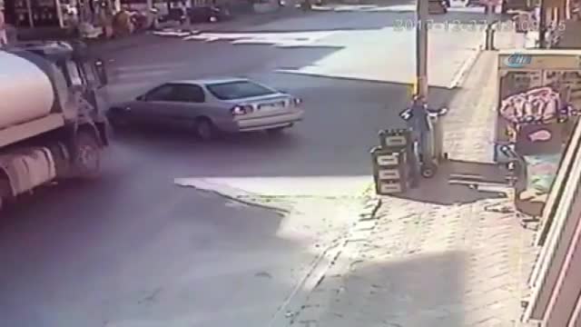 Tanker otomobile çarptı