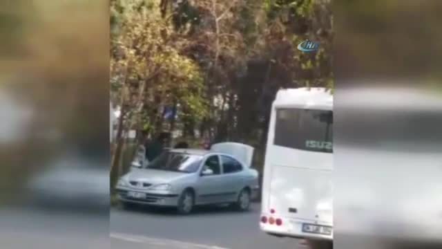 Otomobille geldiler, üstlerini değiştirip otoyolda dilendiler
