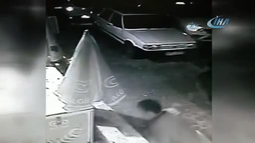 Kediyi boğarak öldüren cani kamerada