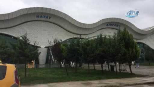 Hatay'da havaalanında su akıntısına kovalı çözüm