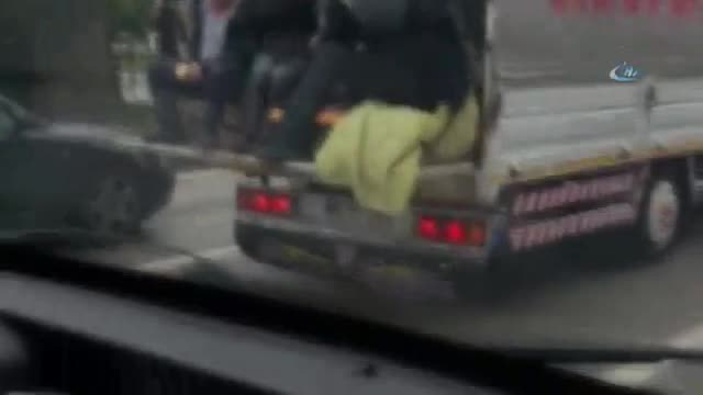 Nakliye kamyonunda tehlikeli yolculuk kamerada