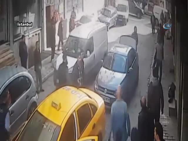 Kızının boğazına bıçak dayadı