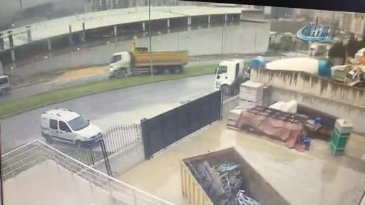 Bursa'da kendi kamyonun altında kaldı, o anlar güvenlik kamerasına yansıdı
