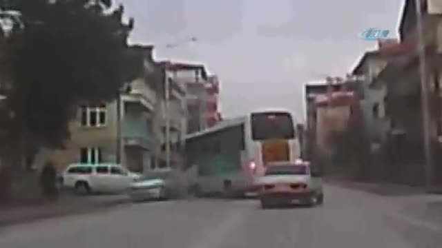 Okul servisi ile otomobil böyle çarpıştı