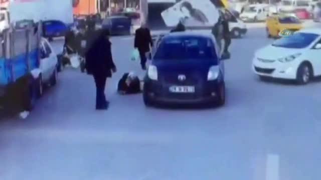 Otomobilin çarptığı kadın kafa üstü yere çakıldı