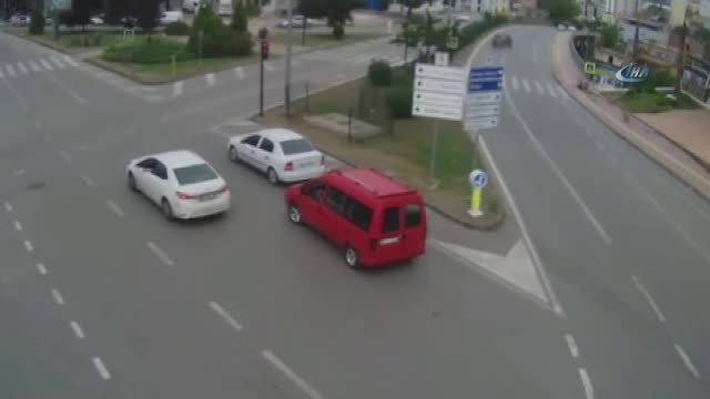 Kaldırımda beklerken otomobil çaptı