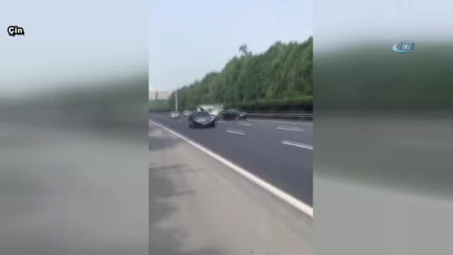 Cipin çarptığı otomobil alev aldı