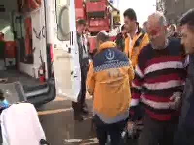 Bebeğini balkondan atarak alevlerden kurtardı