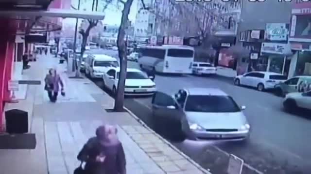 Alev alan otomobildeki büyük panik kameralarda