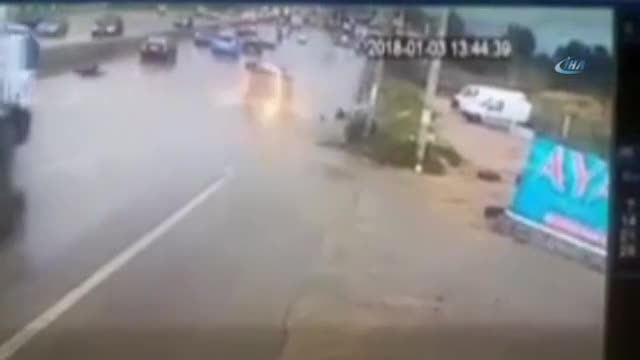 Sürücü yol kenarına uçtu!